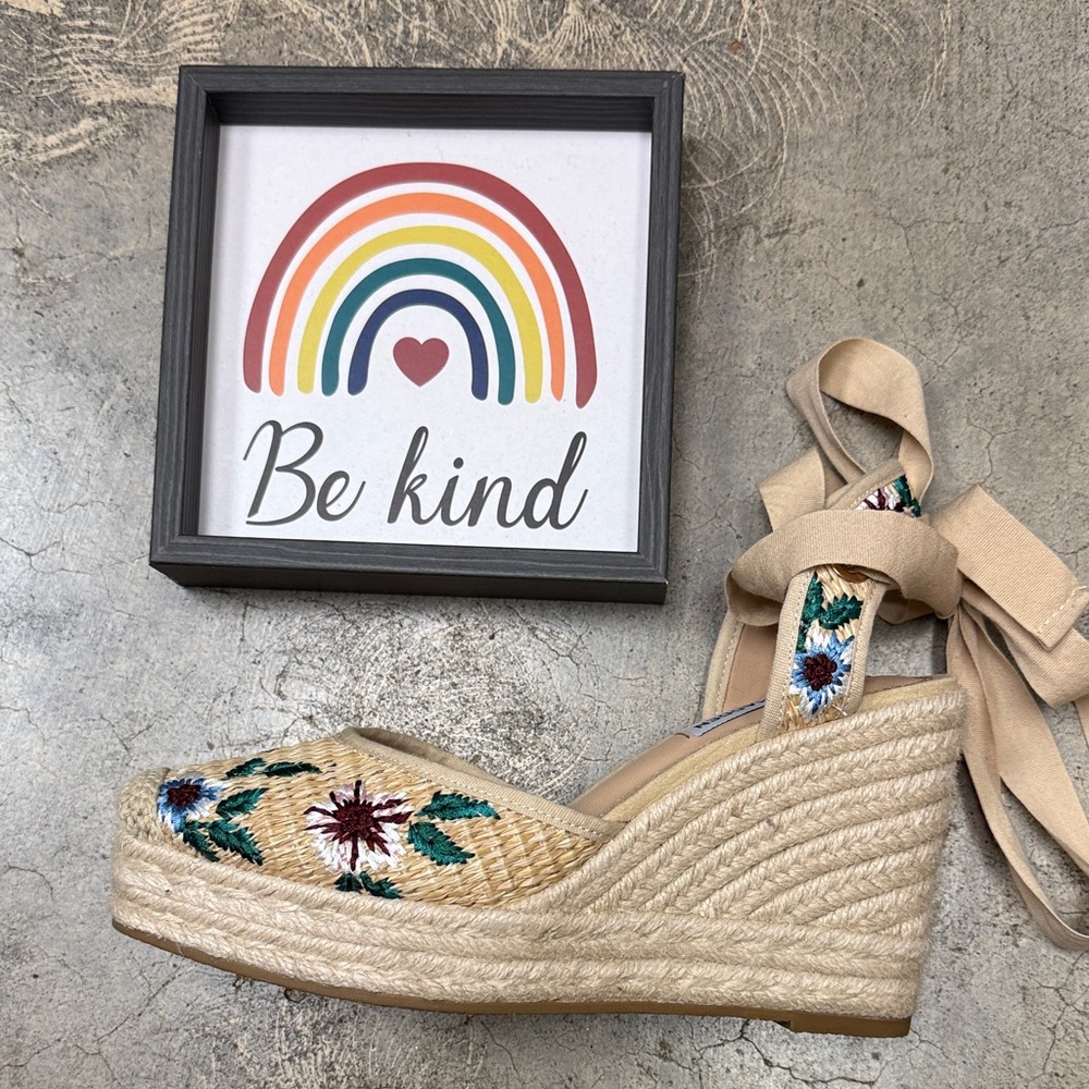 * Steve Madden Tan Wedges with Floral Embroidery